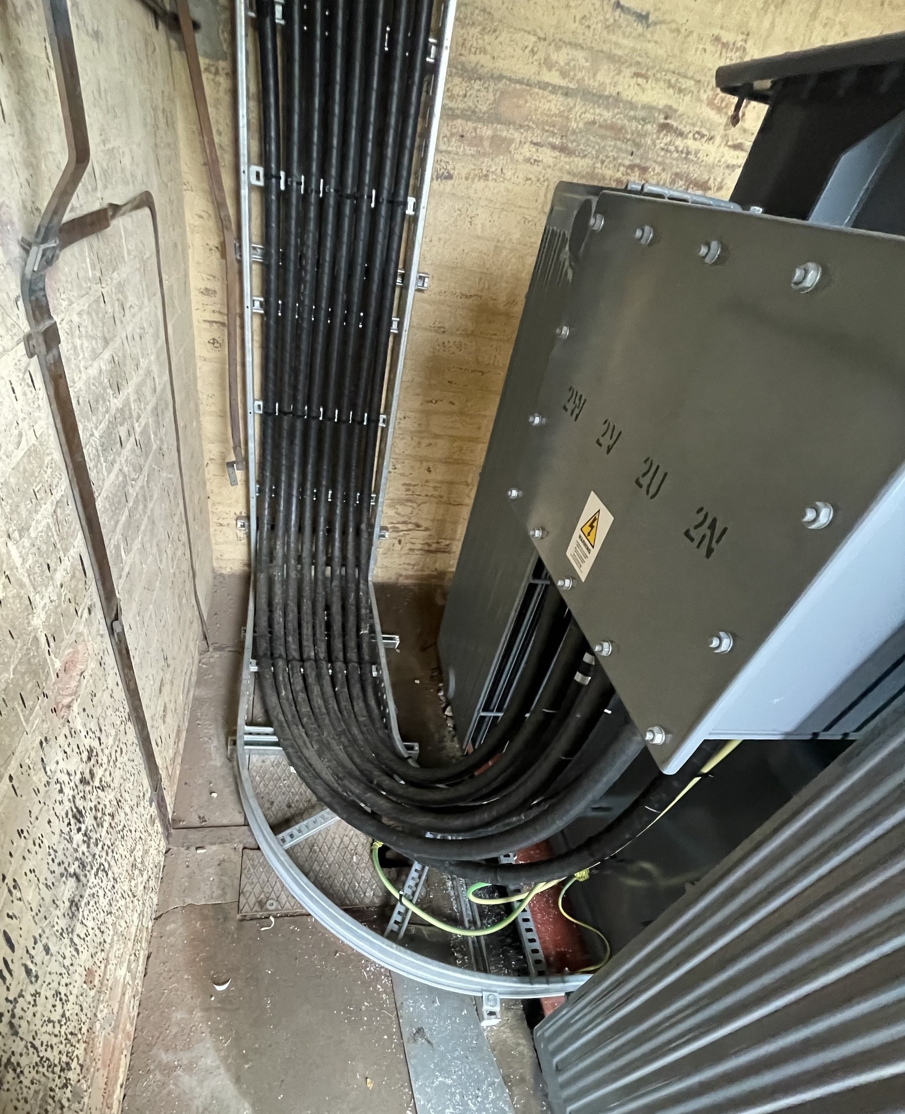 Industrial cable containment with tray, ladder, SWA and control cabling